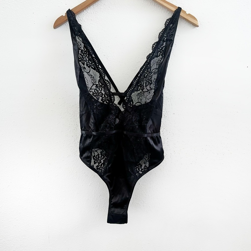 FREDERICK'S OF HOLLYWOOD Lace Thong Bodysuit Size S/M‎
